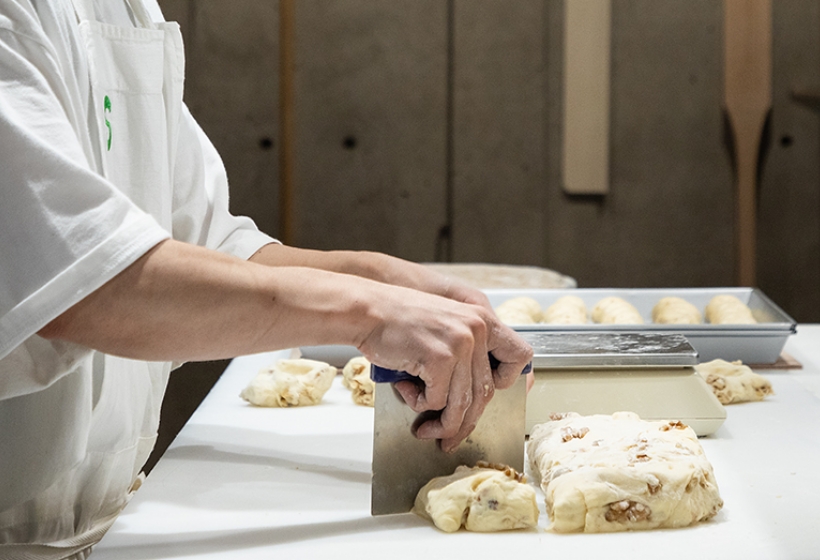 the BAKERYのパンを作る様子