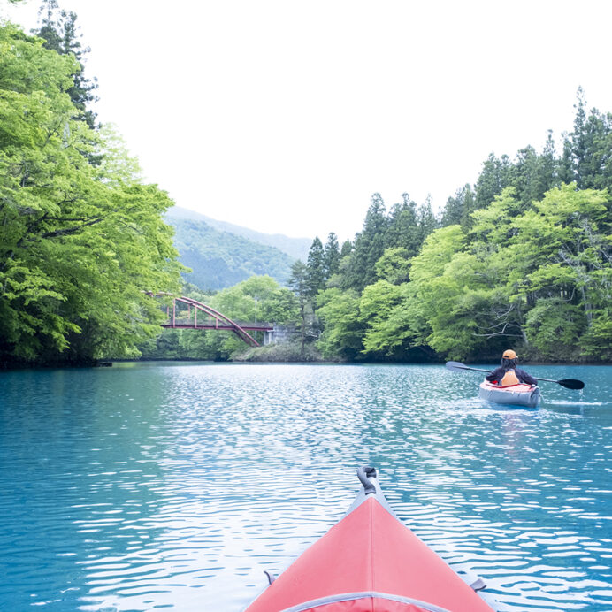 四万湖（しまこ）レイクカヌーで、コバルトブルーの水面に溶け込む体験を