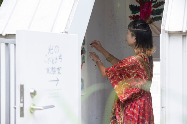 2026/9/19(⼟)- 2027/1/12(⽕)　第⼀回 前橋国際芸術祭 2026 コラボレーション企画 ⽩井屋ホテルアートイルミネーション2026 『ミロコマチコ at SHIROIYA 《空気に根をおろす》』開催